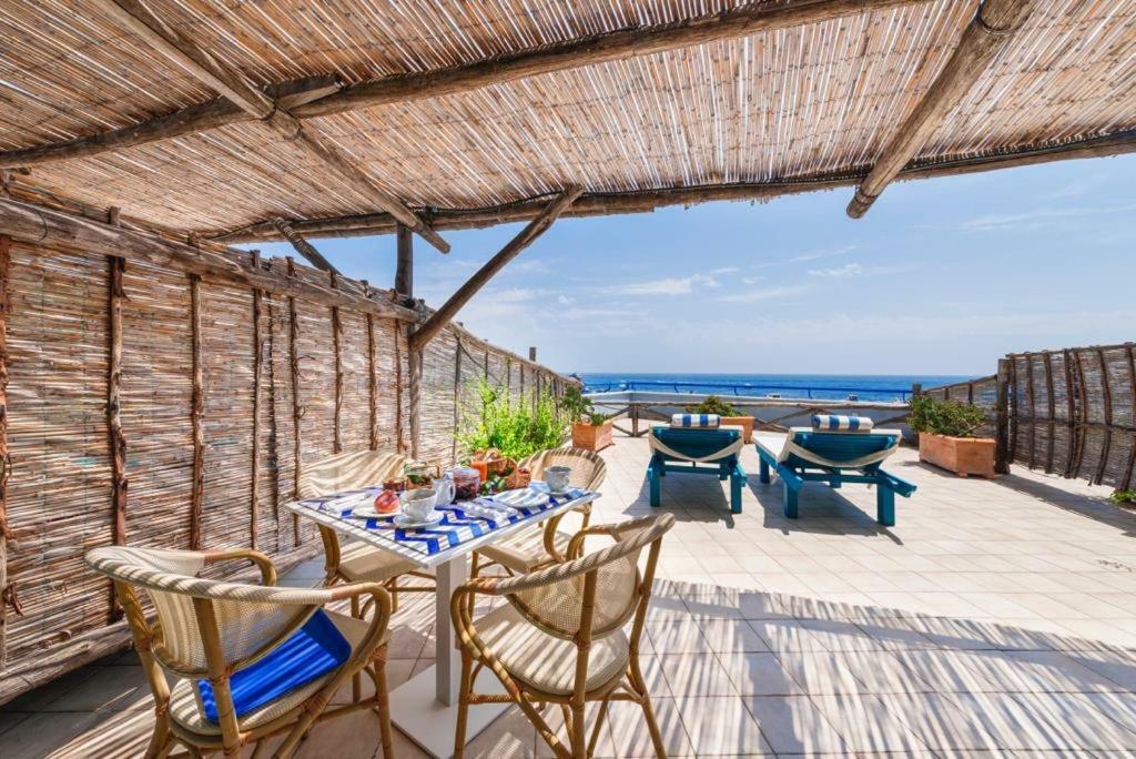 Отель Lo Scoglio Marina del Cantone Экстерьер фото